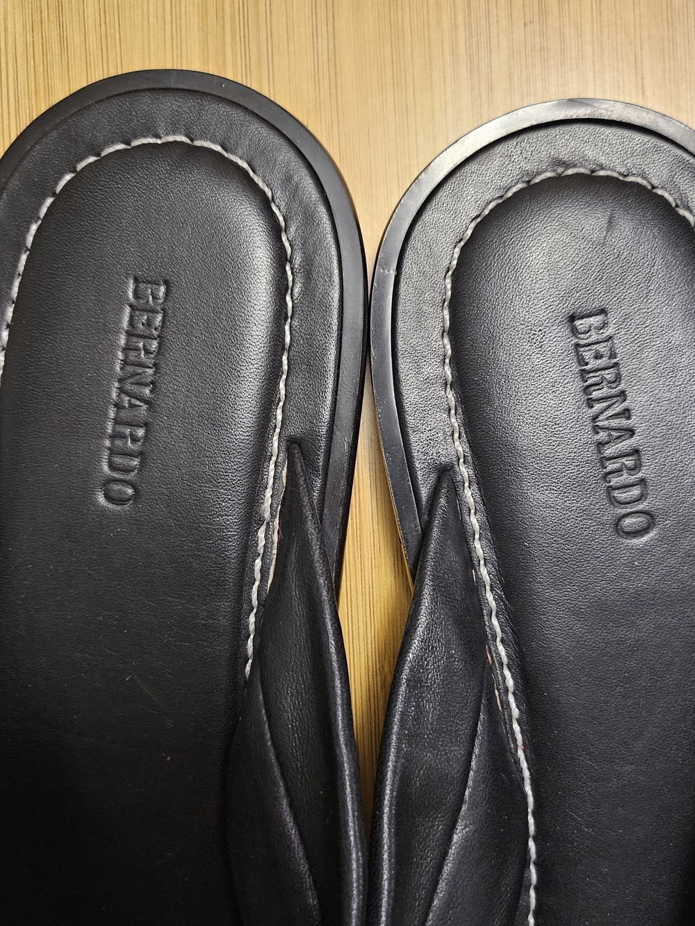 Bernardo Black Leather Knot-Detail Women's Flip Flops - Picture 3 of 8